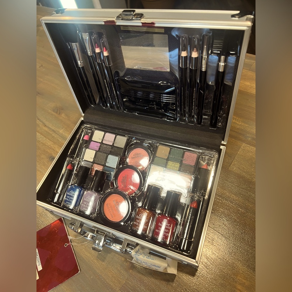 NEW “The Color Institute” 44 piece Makeup Set